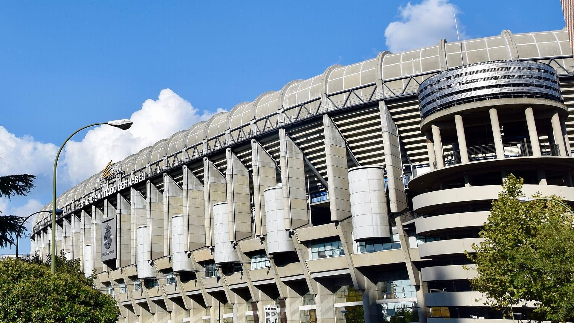 Vue extérieure du stade Santiago Bernabéu, domicile historique du Real Madrid
