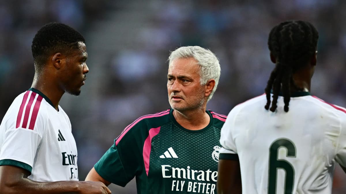Mourinho springs a surprise for Denzel Dumfries’ big debut.