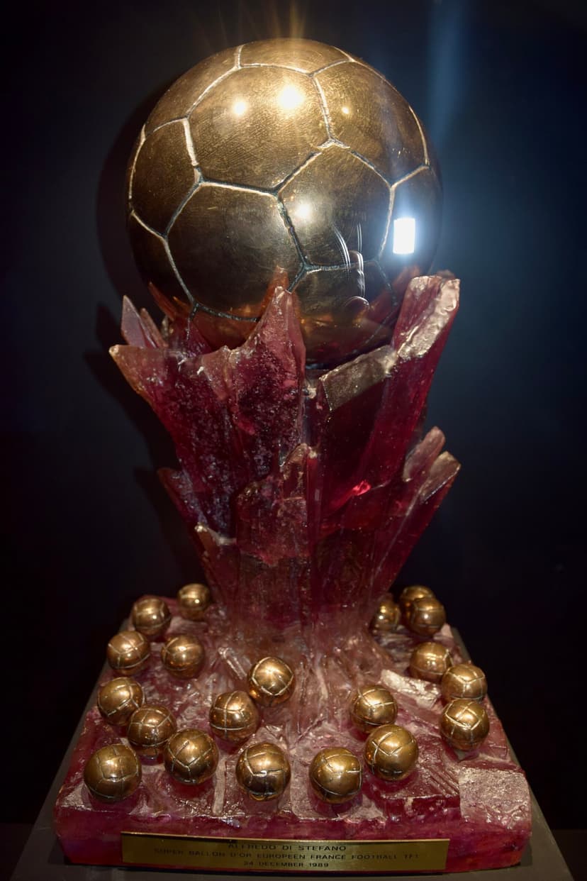 Trophée Super Ballon d'Or d'Alfredo Di Stéfano exposé au musée du Real Madrid