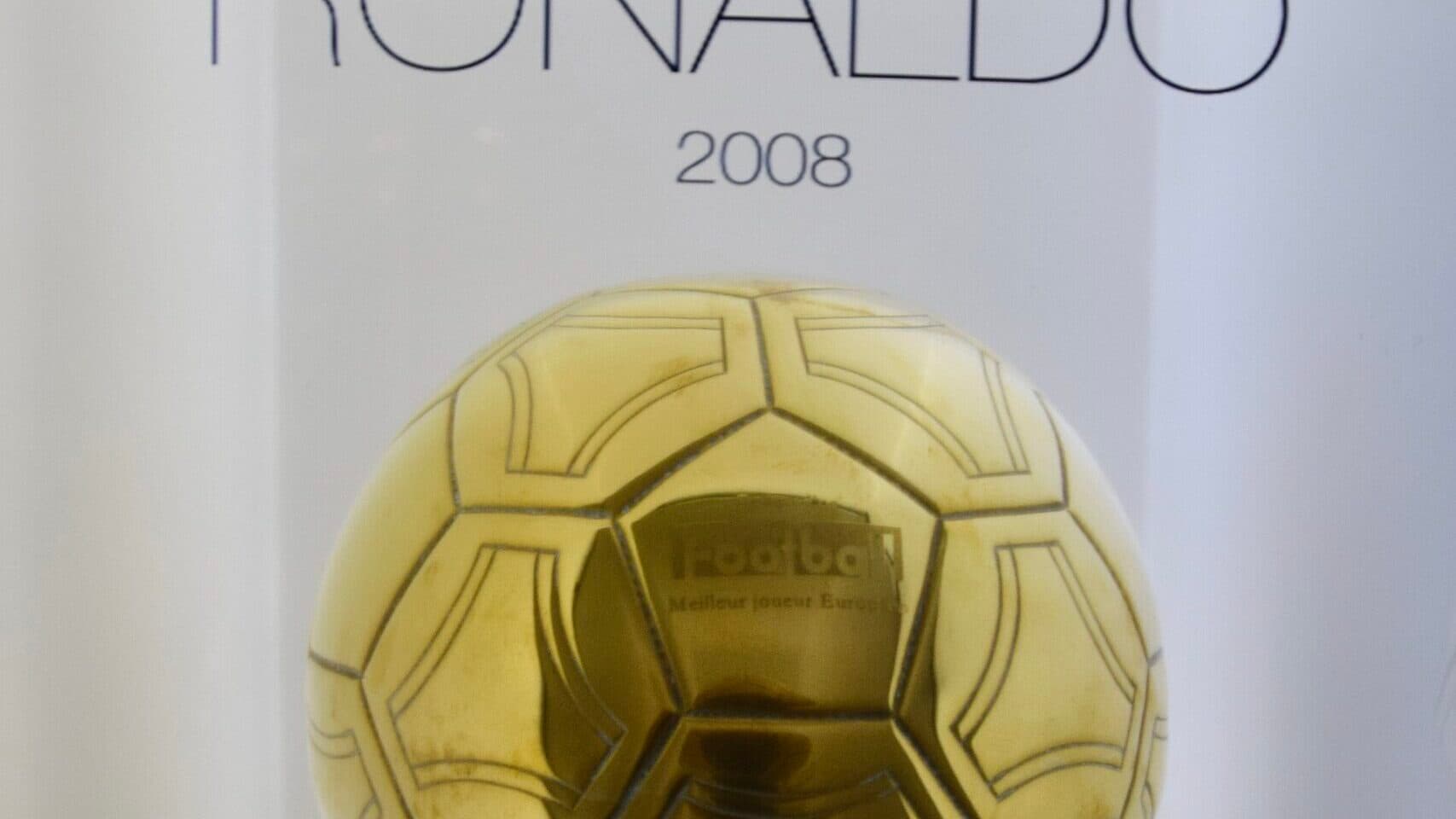 Trophée du Ballon d'Or de Cristiano Ronaldo exposé au musée du Real Madrid