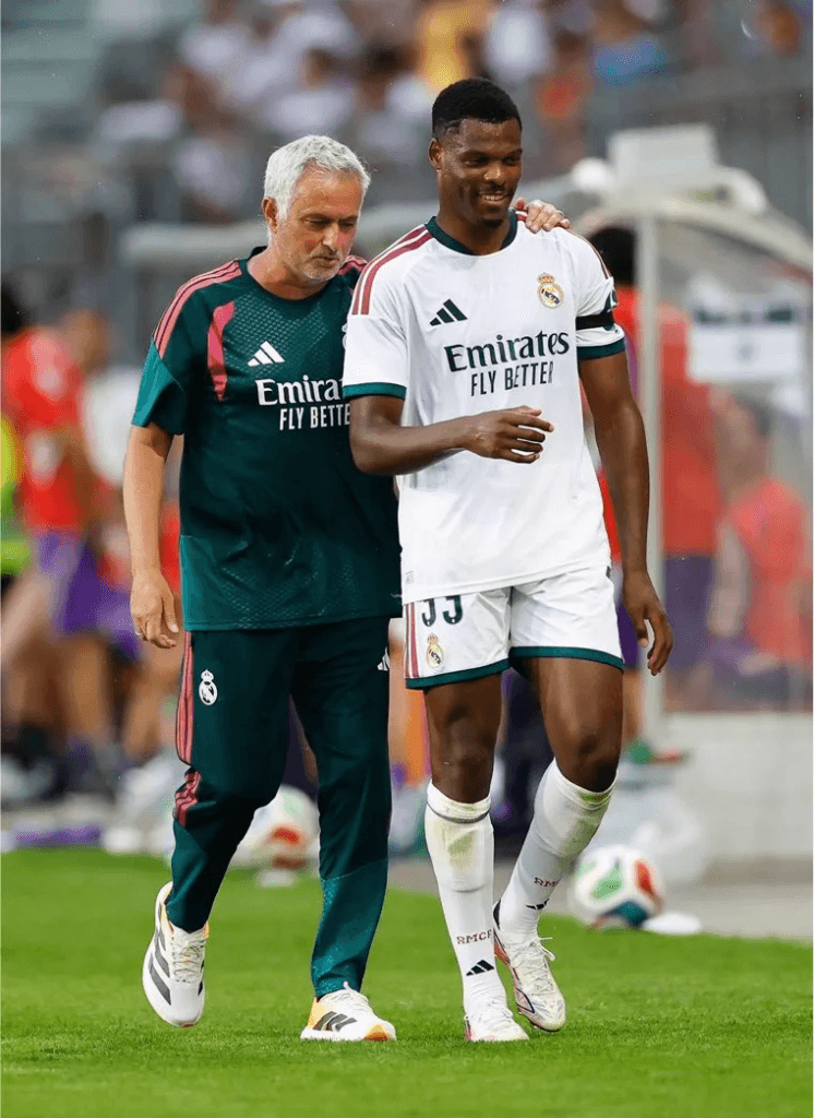 Les débuts de Dumfries marqués par un choix fort de Mourinho