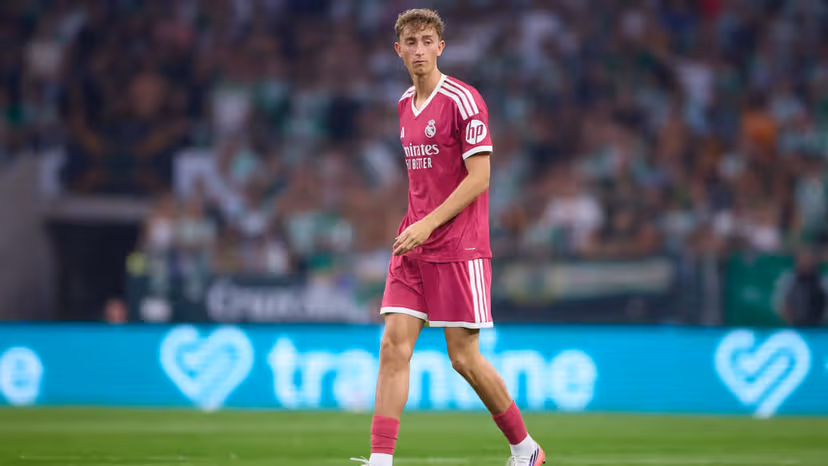 Real Madrid : Huijsen envoie un avertissement au Barça