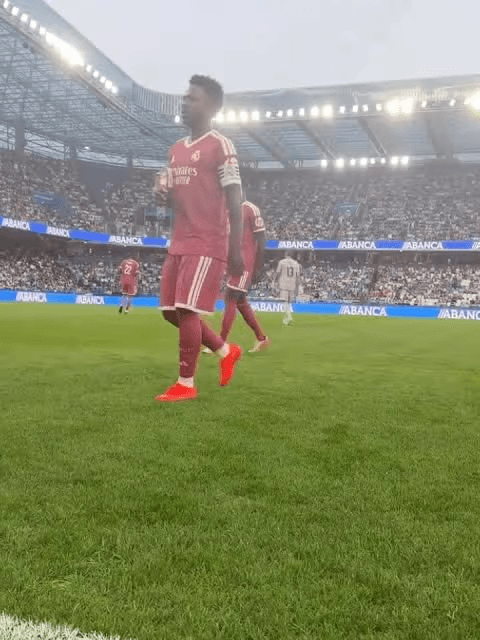 Primera titularidad y ya hay abucheos para Vinicius Junior.